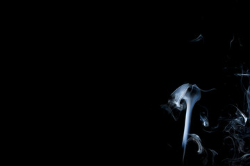 Dym na czarnym tle