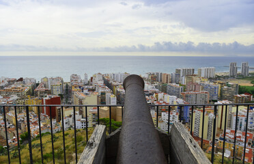 Fototapeta na wymiar cañon en una ciudad en la costa mediterranea