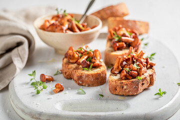 Tasty Toast with chanterelles, thyme and parmesan cheese
