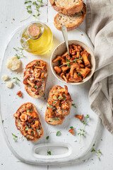 Enjoy your Toast with chanterelles, thyme and parmesan cheese