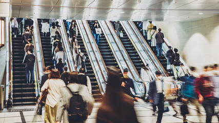 エスカレーターに乗る人々