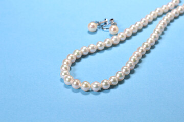 パールのネックレスとイヤリング