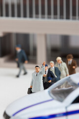 タクシーに並ぶサラリーマンのミニチュア