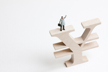 円マークとビジネスマンのミニチュア