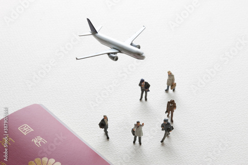 飛行機とビジネスマンのミニチュア Wall Mural Wallpaper Murals Paylessimages