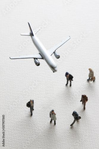 飛行機とビジネスマンのミニチュア Wall Mural Wallpaper Murals Paylessimages