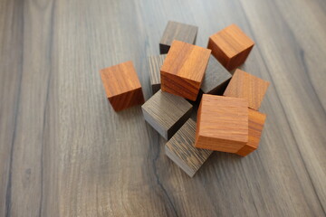 様々な要素（個性）が集合するイメージ。一つ一つは木から切り出した無垢の木。