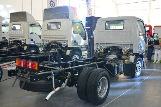 Isuzu bare chassis truck in Pasig, Philippines