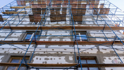 Scaffolding on a foam-insulated building walls