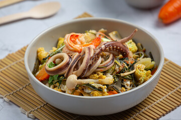 thai food;Sukiyaki seafood served with suki spicy sauce