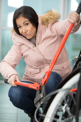 woman stealing bicycle with pliers