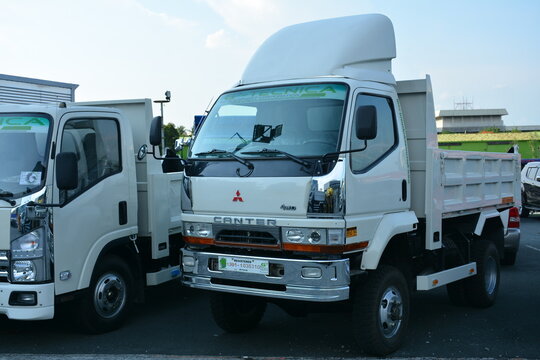 Mitsubishi canter dump truck in Pasig, Philippines