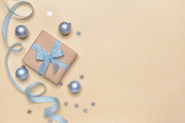 Fototapeta na wymiar Beautiful Christmas decor with gift box on color background