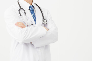 腕組みする医師