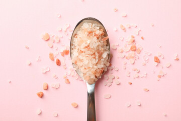 Spoon with pink himalayan salt on pink background - obrazy, fototapety, plakaty