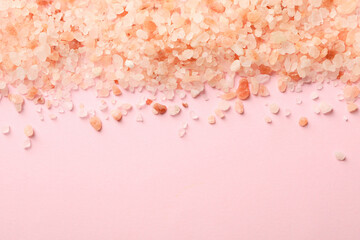 Pink himalayan salt on pink background, space for text - obrazy, fototapety, plakaty