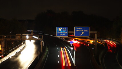 Szenerie einer Autobahn bei Nacht in Deutschland