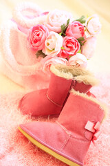 ピンク色のブーツと花