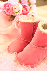 ピンク色のブーツと花