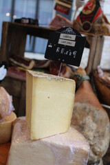 Stand, fromage, tome de cantal sur le marché