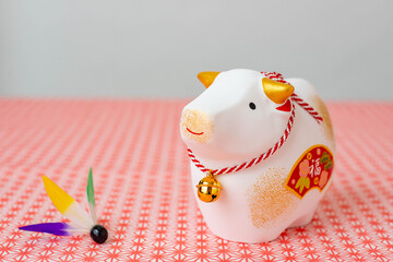 可愛い白い牛と羽