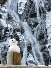 雪ダルマと氷柱と滝