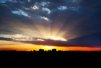 Obraz premium dramatic sunset over the city