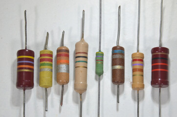 Arrangement with resisotrs all coded with colorful bands that tell their resistance value, the bands allow the value to be read from all directions.