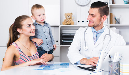 Obraz premium Little boy and mother with adult medical worker in medical center