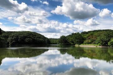 Fototapeta na wymiar たくさんの雲と八丁湖 (埼玉県)