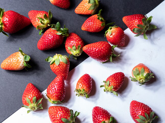 Fresas en un fondo de blanco y negro