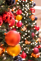 Obraz na płótnie Canvas Weihnachtsbaum geschmückt mit Christbaumkugeln