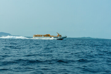 小浜島への海上併走する高速船