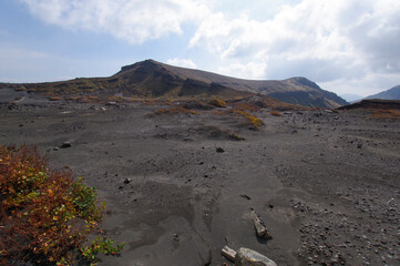 Fototapeta na wymiar 荒涼とした大地が続く阿蘇山の山頂付近