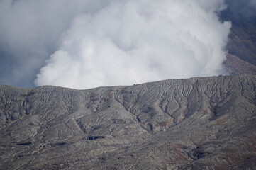 荒涼とした大地の阿蘇の噴火口
