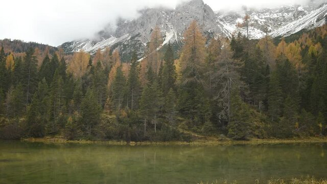 time lapse al di sopra di un lago, gli splendidi colori dell'autunno sopra ad un lago di montagna, un lago dai colori caldi in una giornata cupa