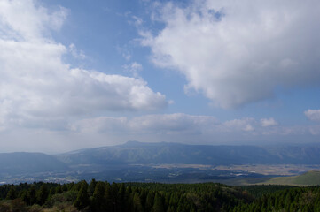 展望台から見る外輪の山々と市街地