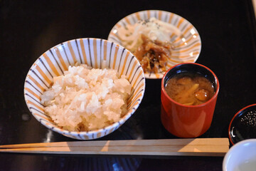 タケノコご飯と味噌汁、香の物