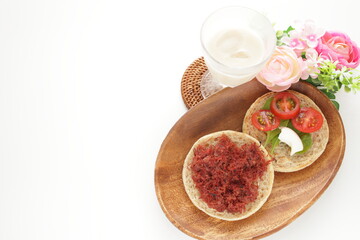 corned beef, beef, canned food, food, breakfast, English muffin, dish, cherry tomato, tomato, cheese, cream cheese, dish, homemade, comfort food, vegetable, sandwich, milk, drink, nobody, still life, 