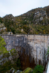 Presa del embalse de la Cohilla en Cantabria, España.