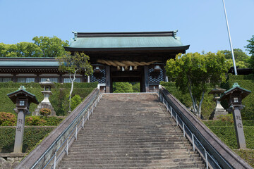 Obraz premium 諏訪神社の長坂と大門