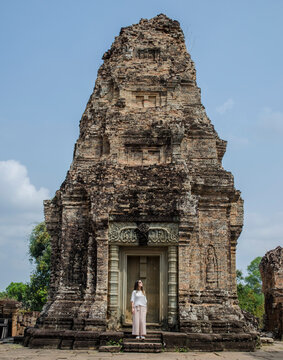 Mujer joven templo angkor wat