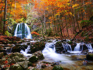 Miesbach, Deutschland: Die Josefstaler Wasserfälle im Herbst