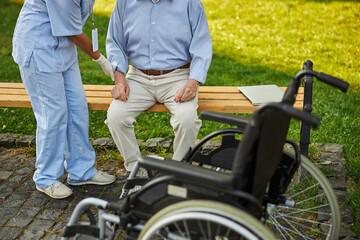 Obraz premium Person in uniform holding patient hand to rise