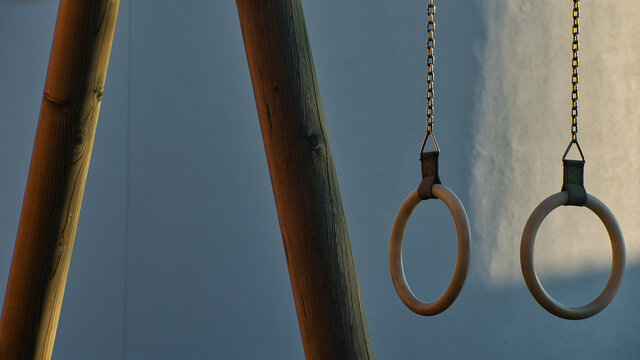 Ringe und Pf&auml;hle auf einem Kinderspielplatz