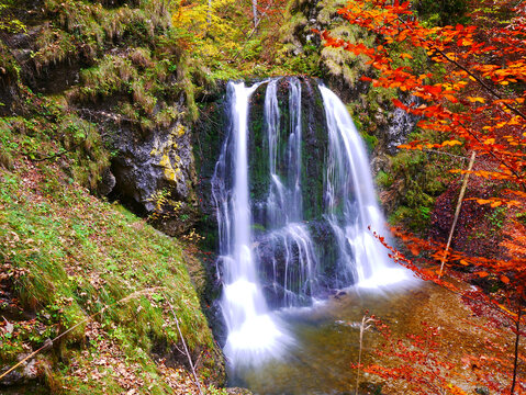 Miesbach, Deutschland: Das Wasser aus den Alpen auf seinem Weg zum Schliersee (Josefstaler Wasserf&auml;lle)