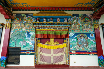 Obraz premium Gangtok, India - October 2020: Facade of the Sera Jey Drophenling Monastery in Gangtok on October 23, 2020 in Gangtok, Sikkim, India.