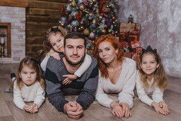 Obraz na płótnie Canvas portrait of a friendly family at Christmas. family holiday new year's eve