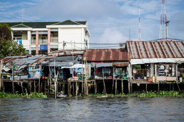 Fototapeta na wymiar Casas en el rio Mekong