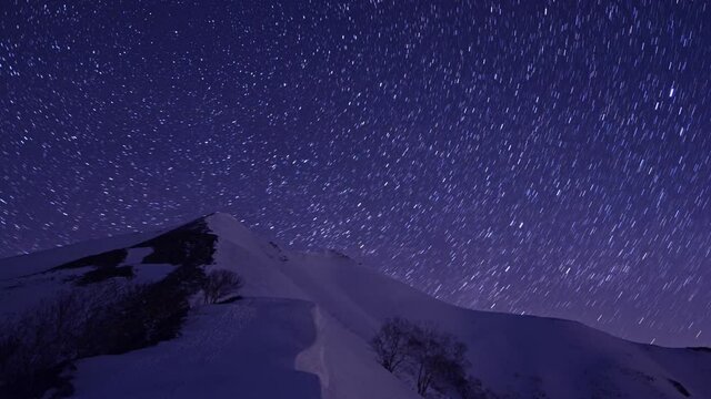 爺ヶ岳山頂と星空のタイムラプス（比較明合成）